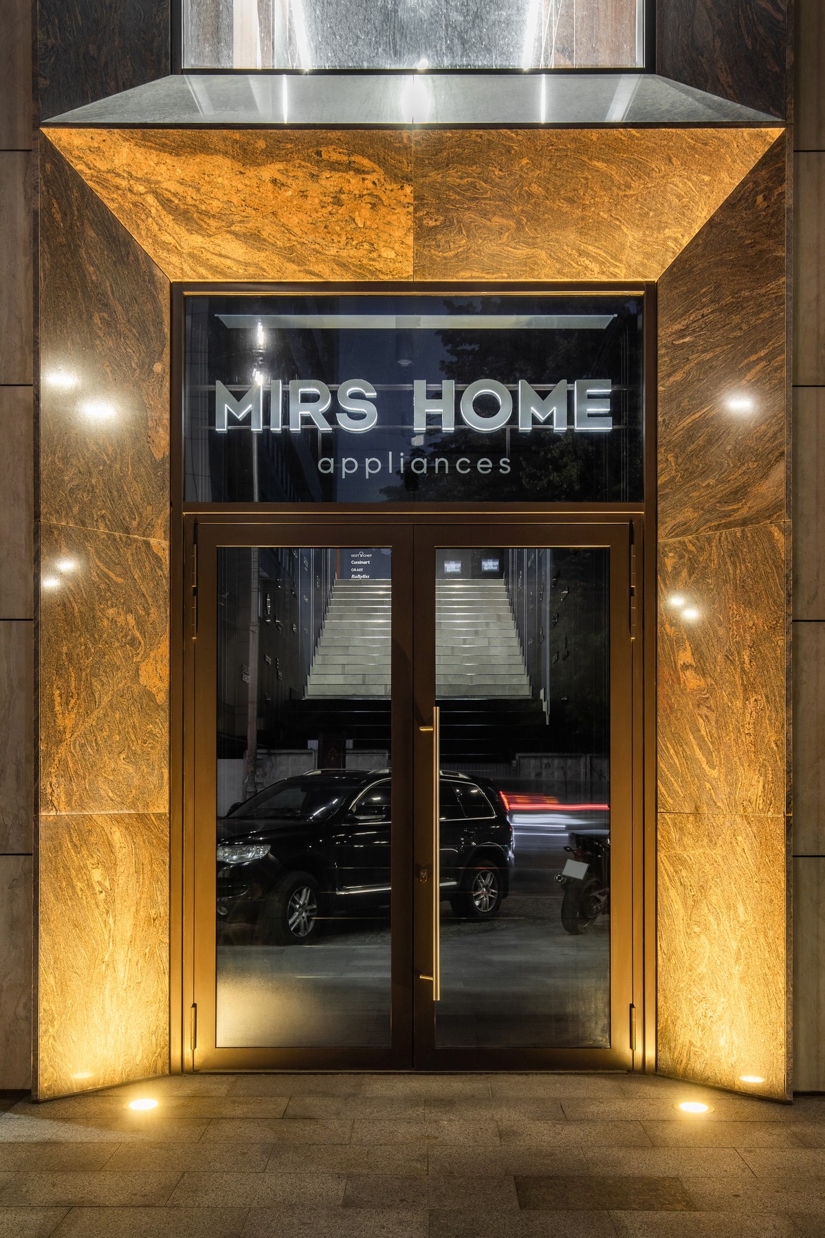 У Києві відкрився перший мультибрендовий магазин побутової техніки преміального сегмента MIRS Home (родина Михайленко)